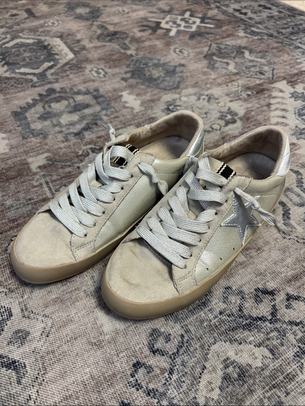 ShuShop Low-Top Paula Sneakers in Light Gray with Silver Star